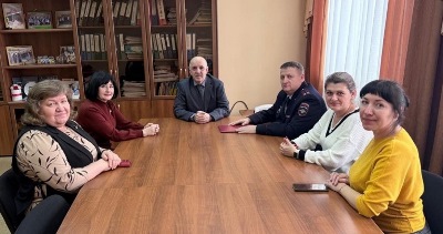 Встреча между родителями и ИПДН ОМВД России по Павлоградскому району.